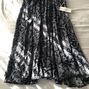 Black/gray snakeskin print size small skirt 30” L